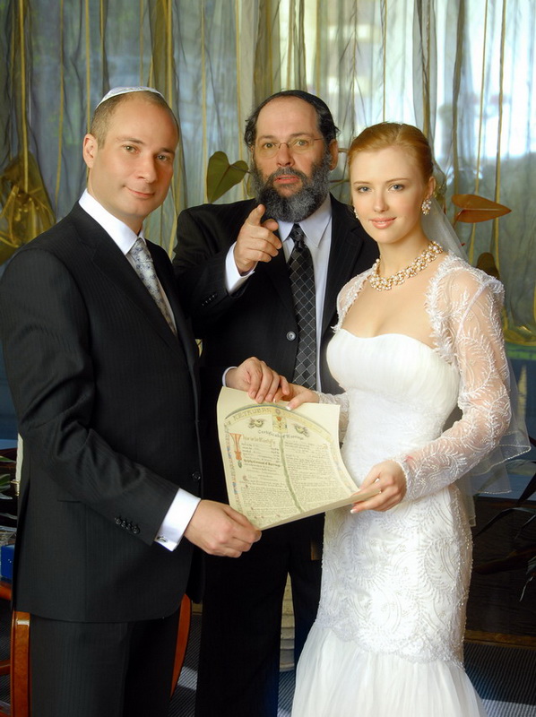 Жанровая репортажная свадебная фотография во время свадебного обряда подписания брачного контракта.