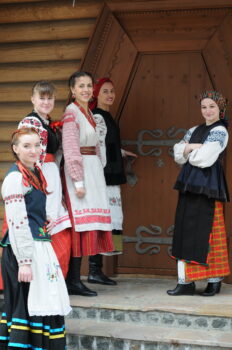 Духовная музыка в исполнении фольклорного ансамбля «Многая лета»  в галерее «Соборная» Духовно-просветительского центра УПЦ  91