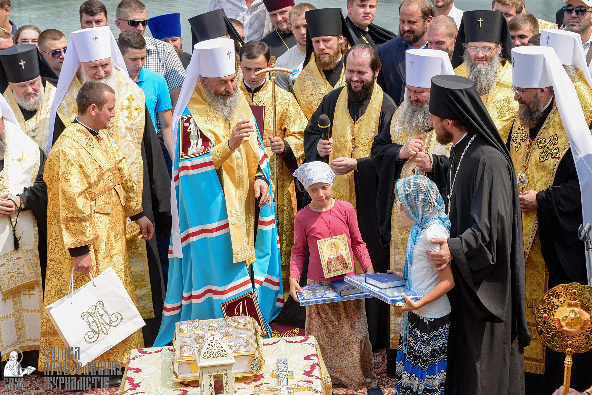 Перед началом торжественного молебна Его Блаженство Митрополит Онуфрий поздравил и наградил двух маленьких паломниц, которые прошли весь путь Крестного хода. Девочка Маргарита из Краматорска шла вместе с шествием из Святогорской Лавры, а Феодотия из Дубно, которой сегодня исполнилось 11 лет, совершила паломничество из Почаевской Лавры.