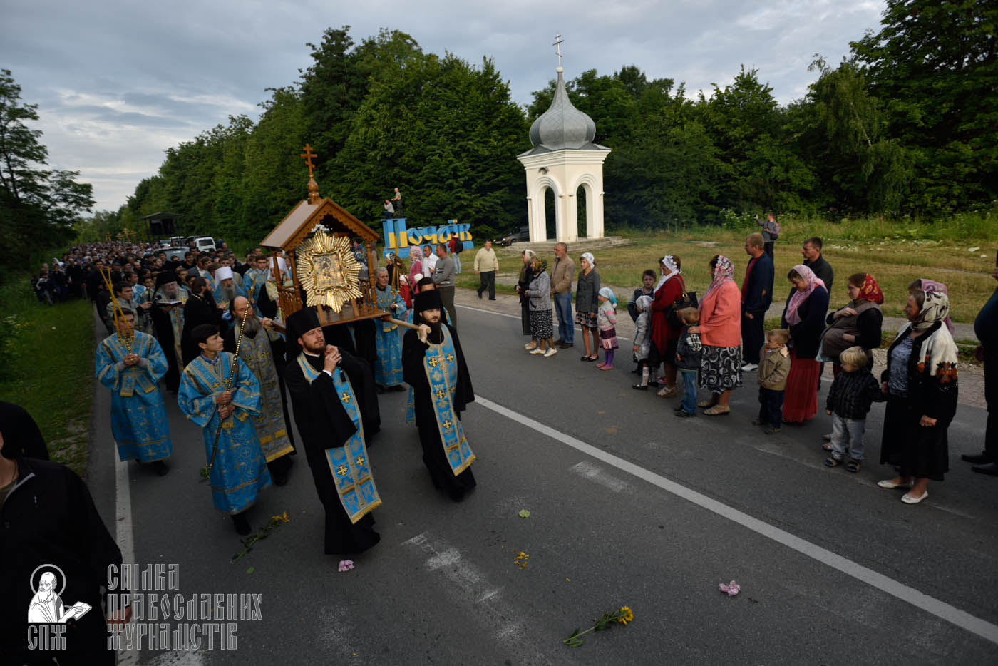 easter_procession_ukraine_pochaev_0205