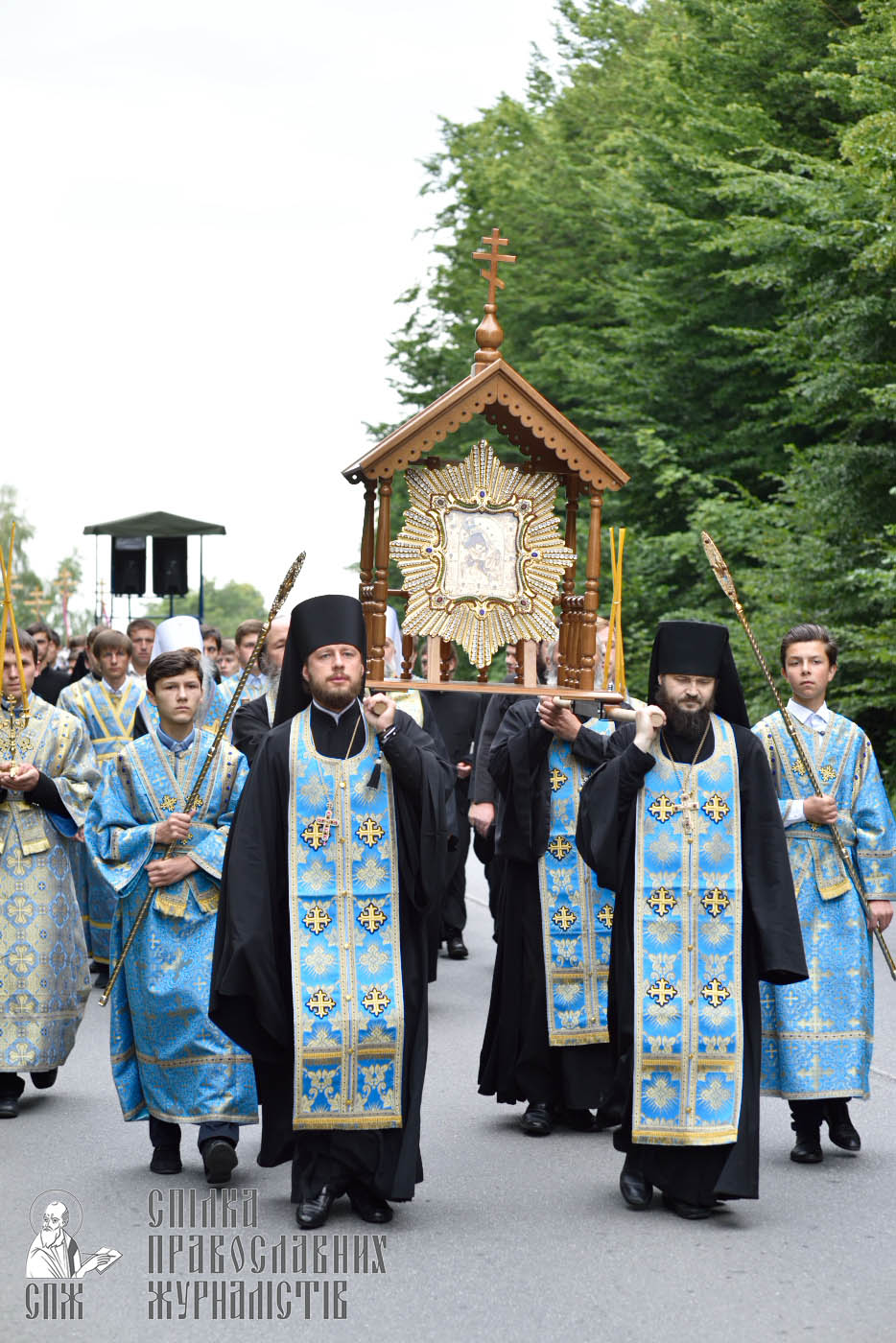 easter_procession_ukraine_pochaev_0211