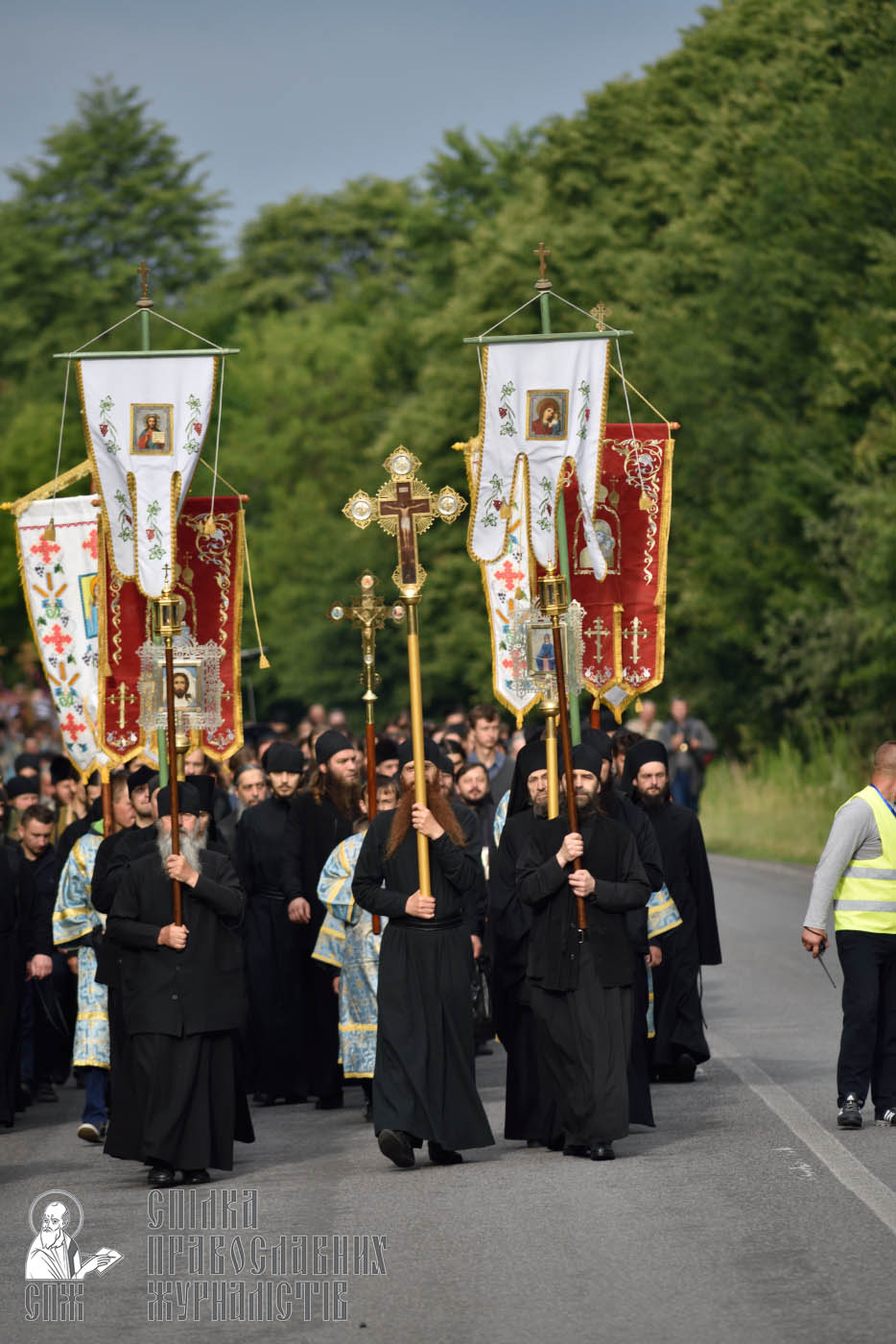 easter_procession_ukraine_pochaev_0316