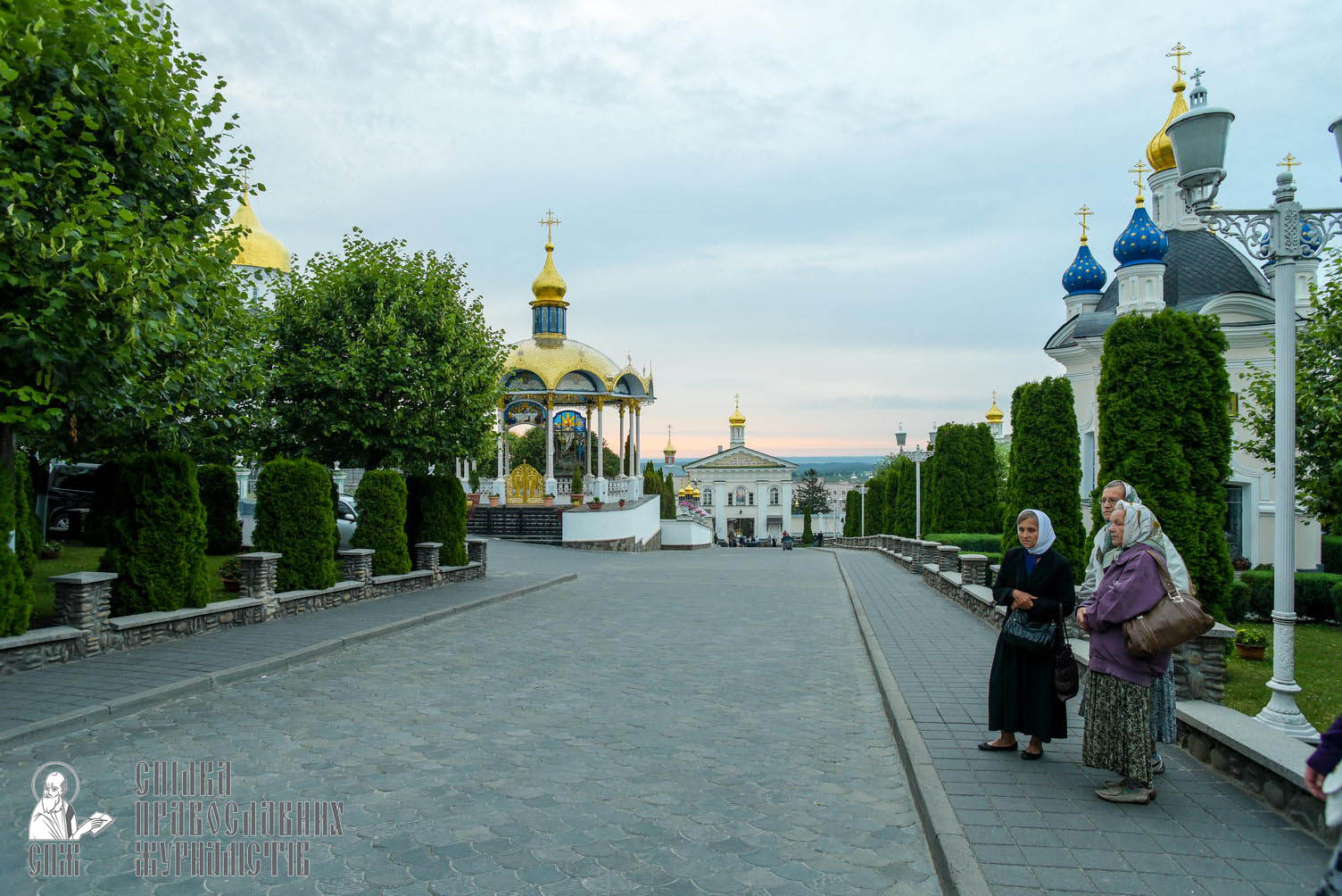 easter_procession_ukraine_pochaev_sr_0010