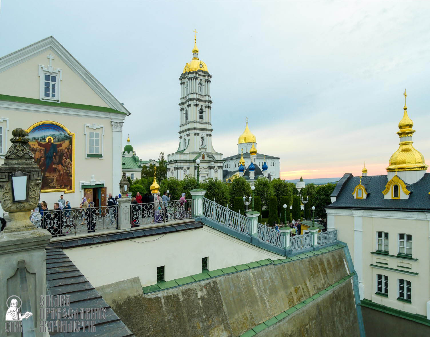 easter_procession_ukraine_pochaev_sr_0011