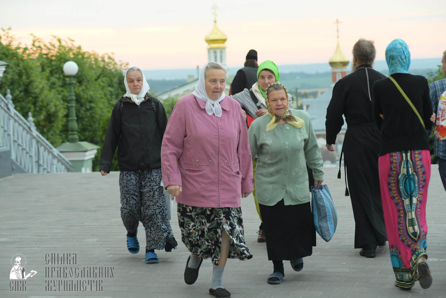 easter_procession_ukraine_pochaev_sr_0016
