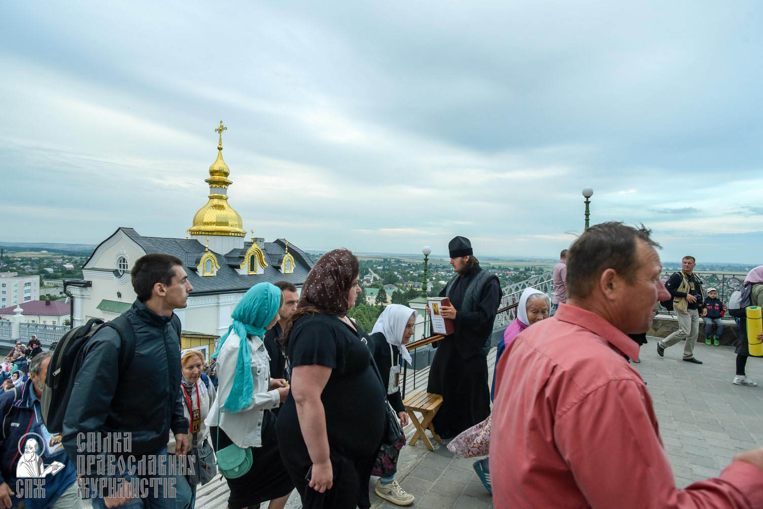 easter_procession_ukraine_pochaev_sr_0044