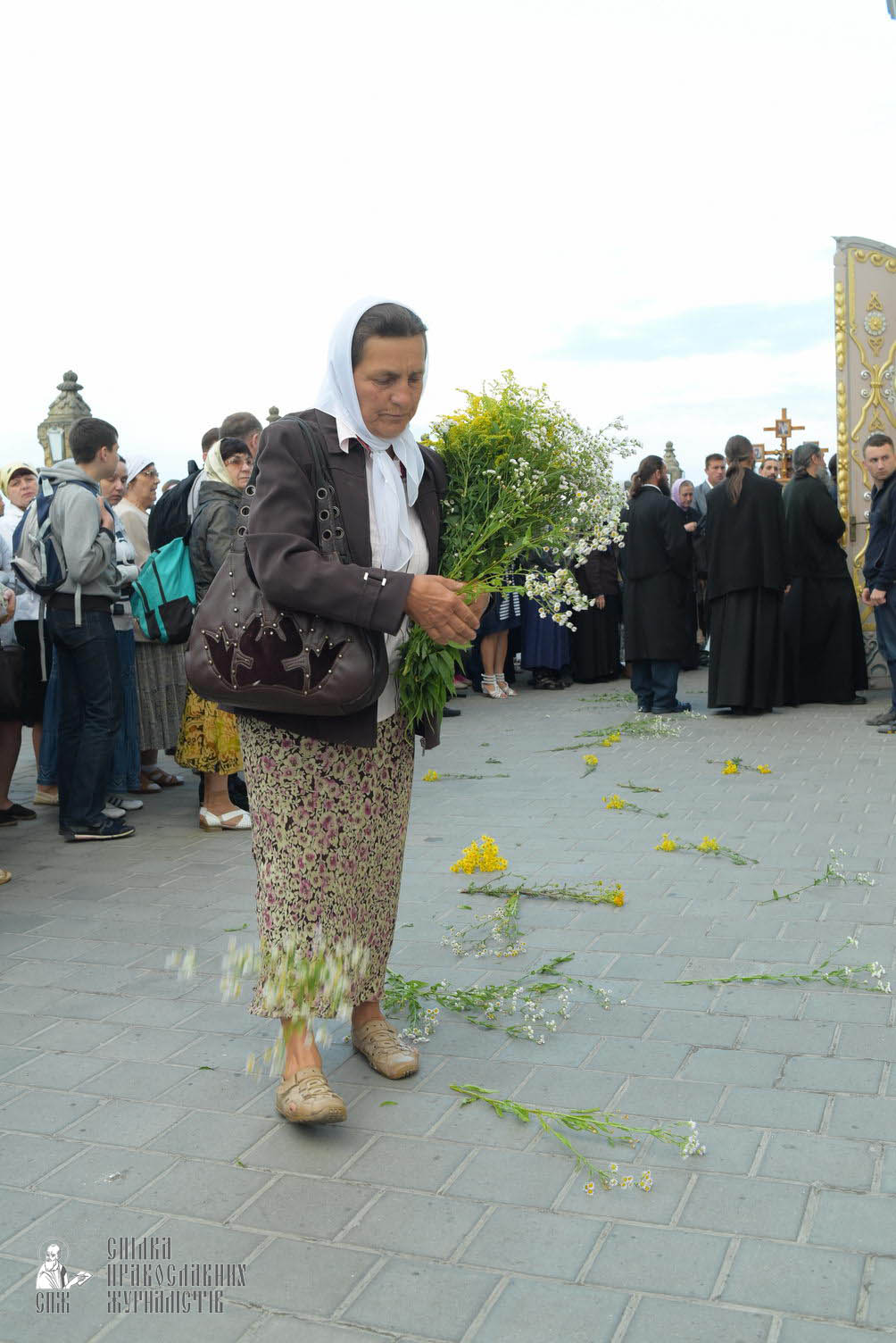 easter_procession_ukraine_pochaev_sr_0058