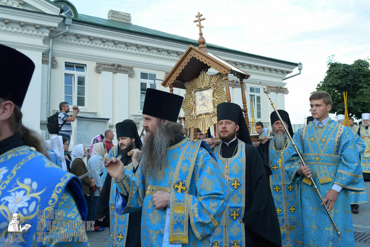 easter_procession_ukraine_pochaev_sr_0101