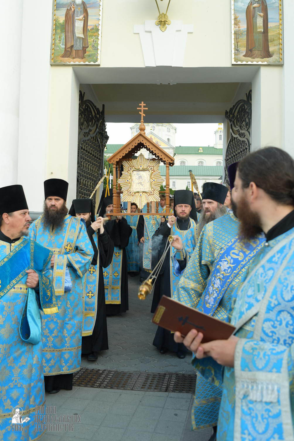 easter_procession_ukraine_pochaev_sr_0106