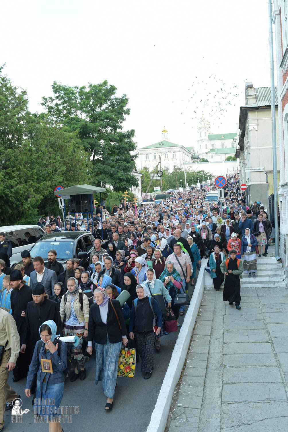 easter_procession_ukraine_pochaev_sr_0113