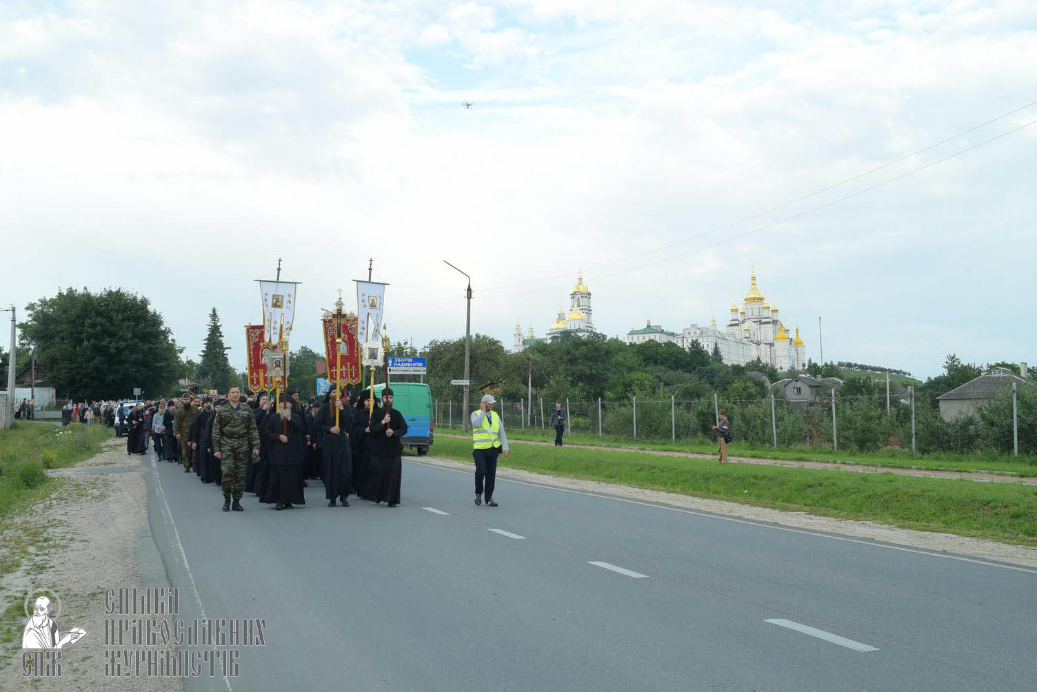 easter_procession_ukraine_pochaev_sr_0132