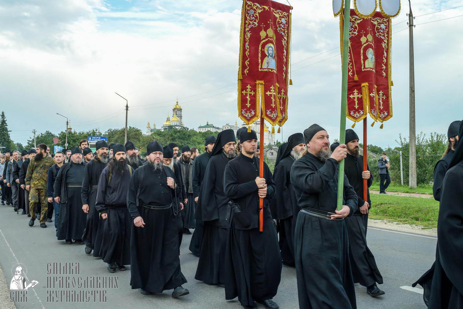 easter_procession_ukraine_pochaev_sr_0135