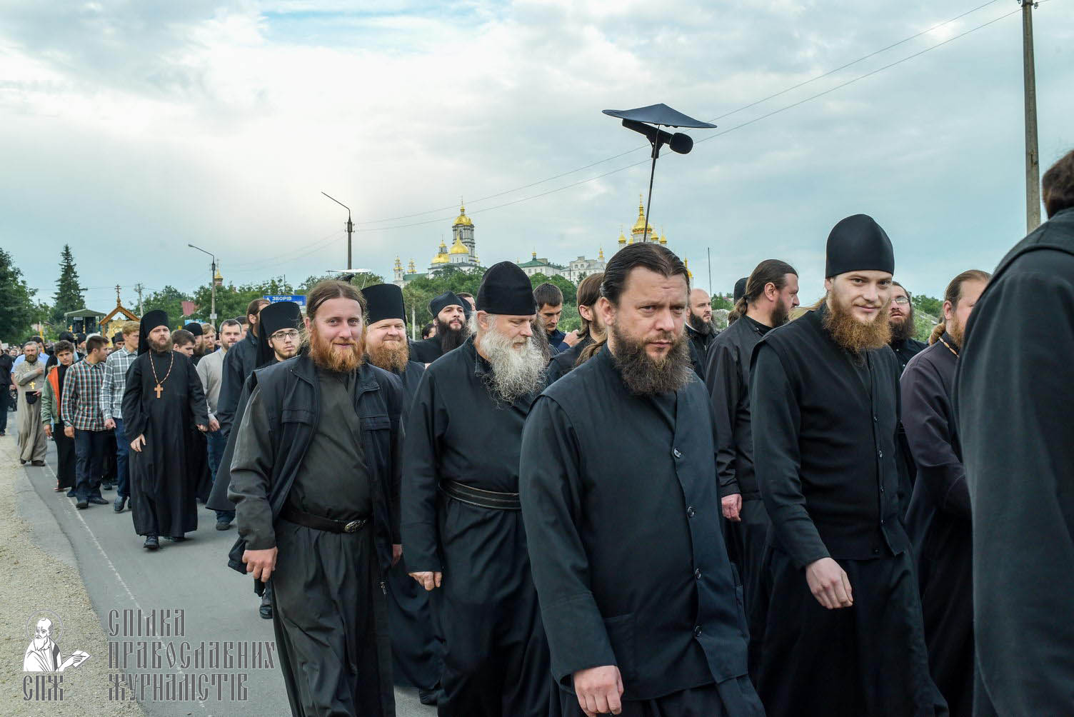 easter_procession_ukraine_pochaev_sr_0143
