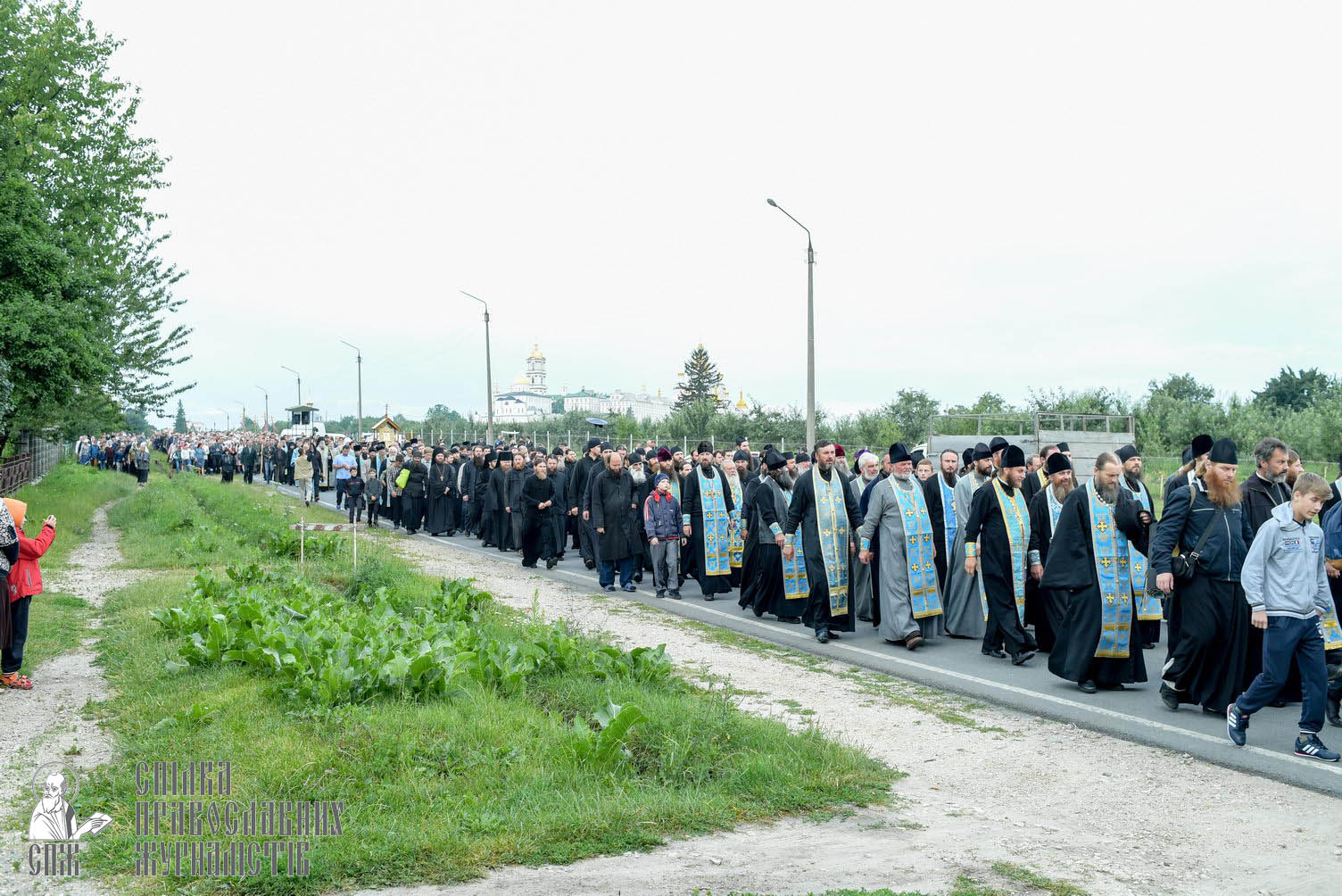 easter_procession_ukraine_pochaev_sr_0158