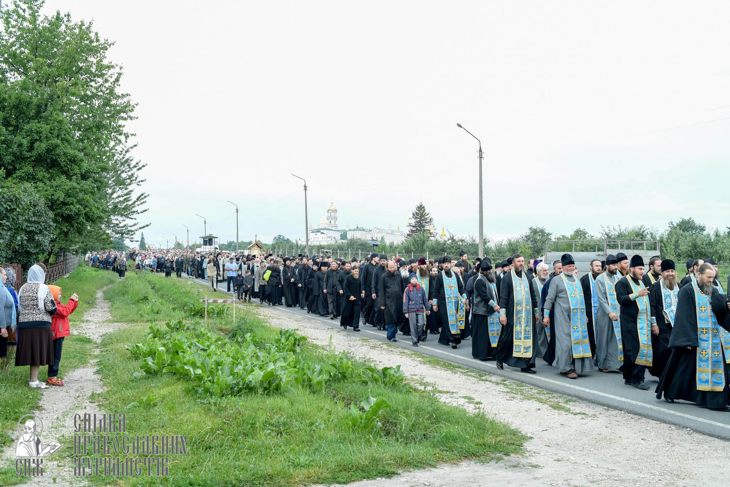 easter_procession_ukraine_pochaev_sr_0159