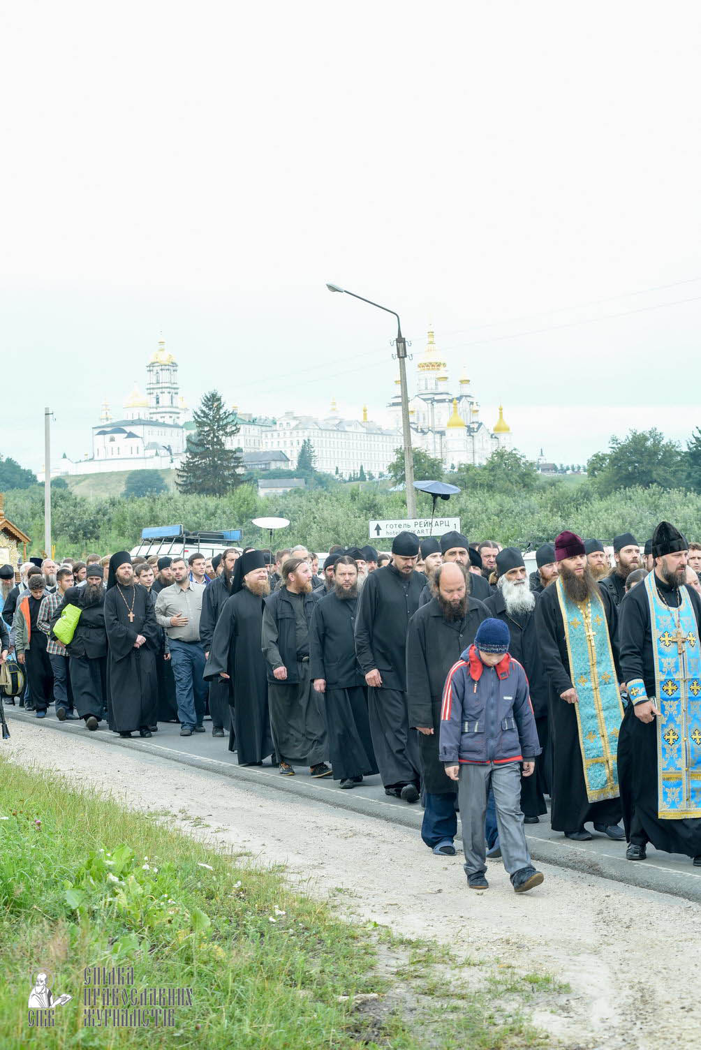 easter_procession_ukraine_pochaev_sr_0163