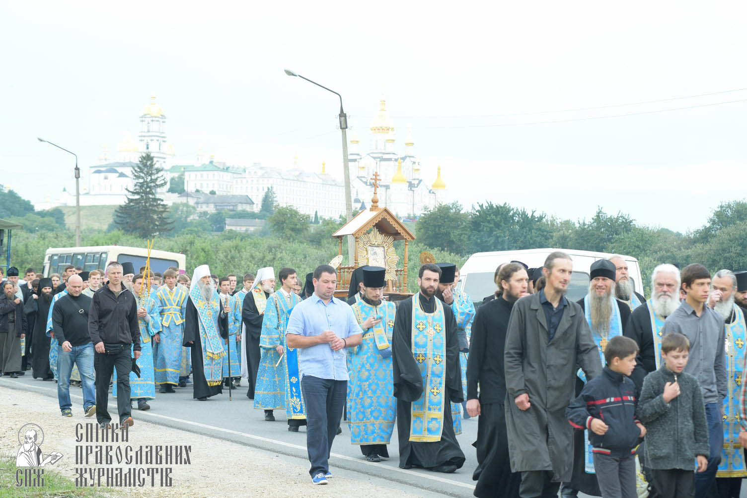 easter_procession_ukraine_pochaev_sr_0164
