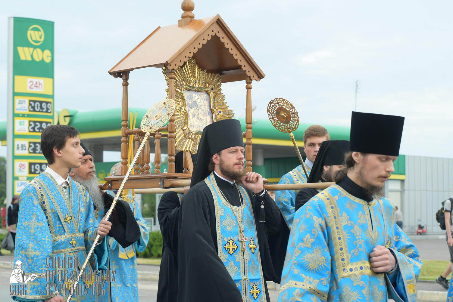 easter_procession_ukraine_pochaev_sr_0175