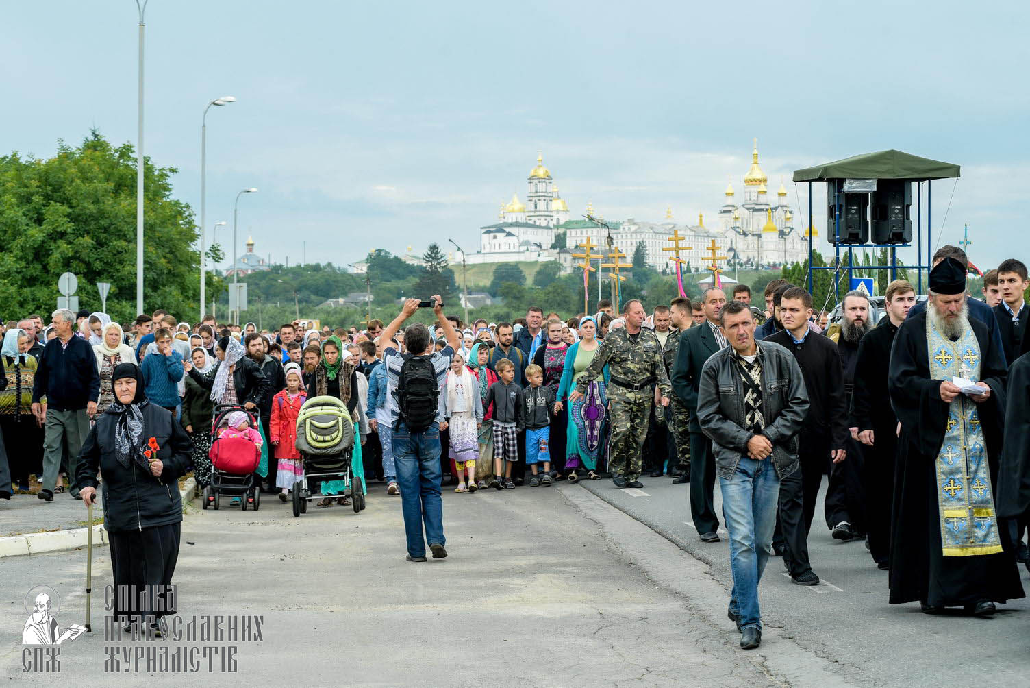 easter_procession_ukraine_pochaev_sr_0177