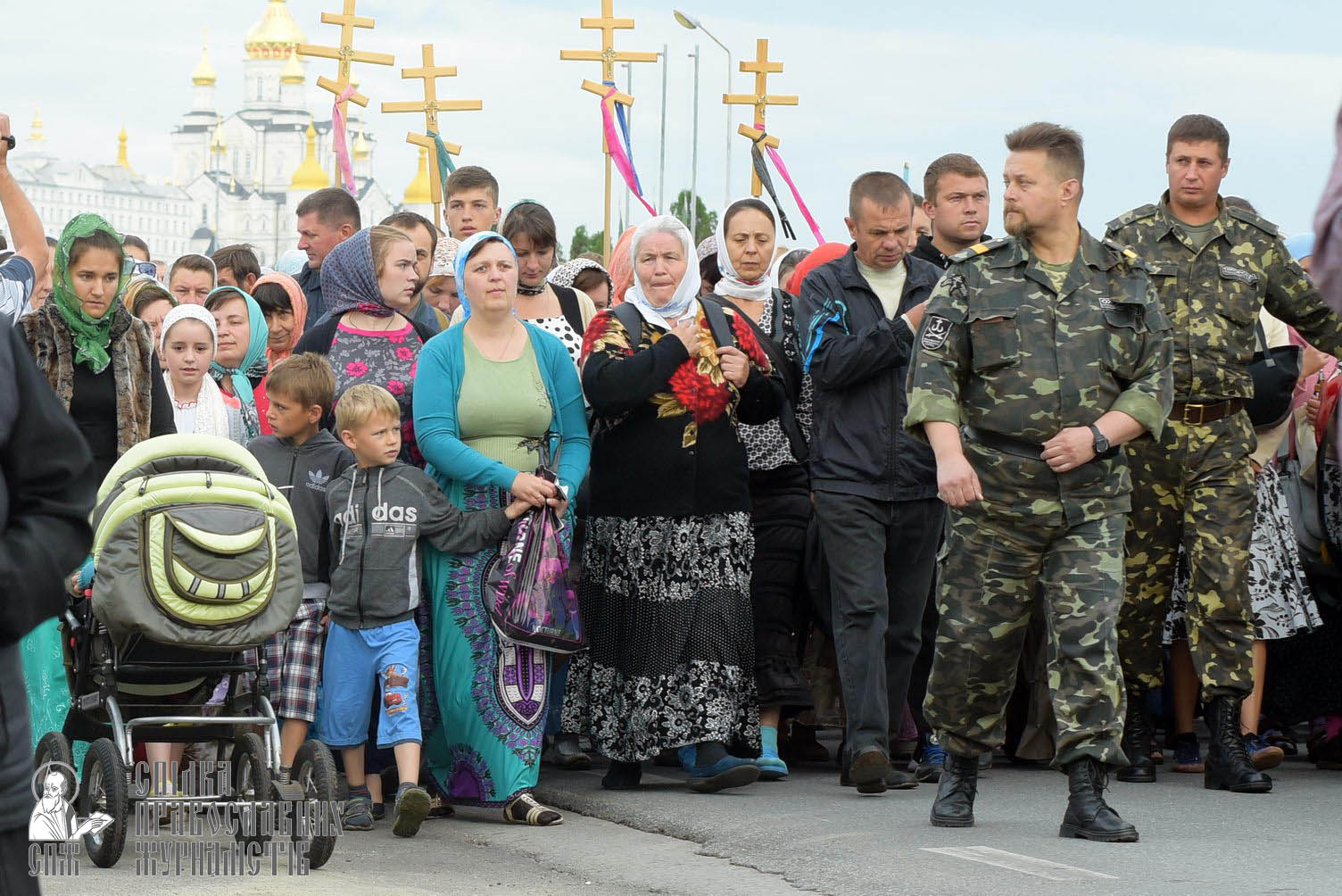 easter_procession_ukraine_pochaev_sr_0178