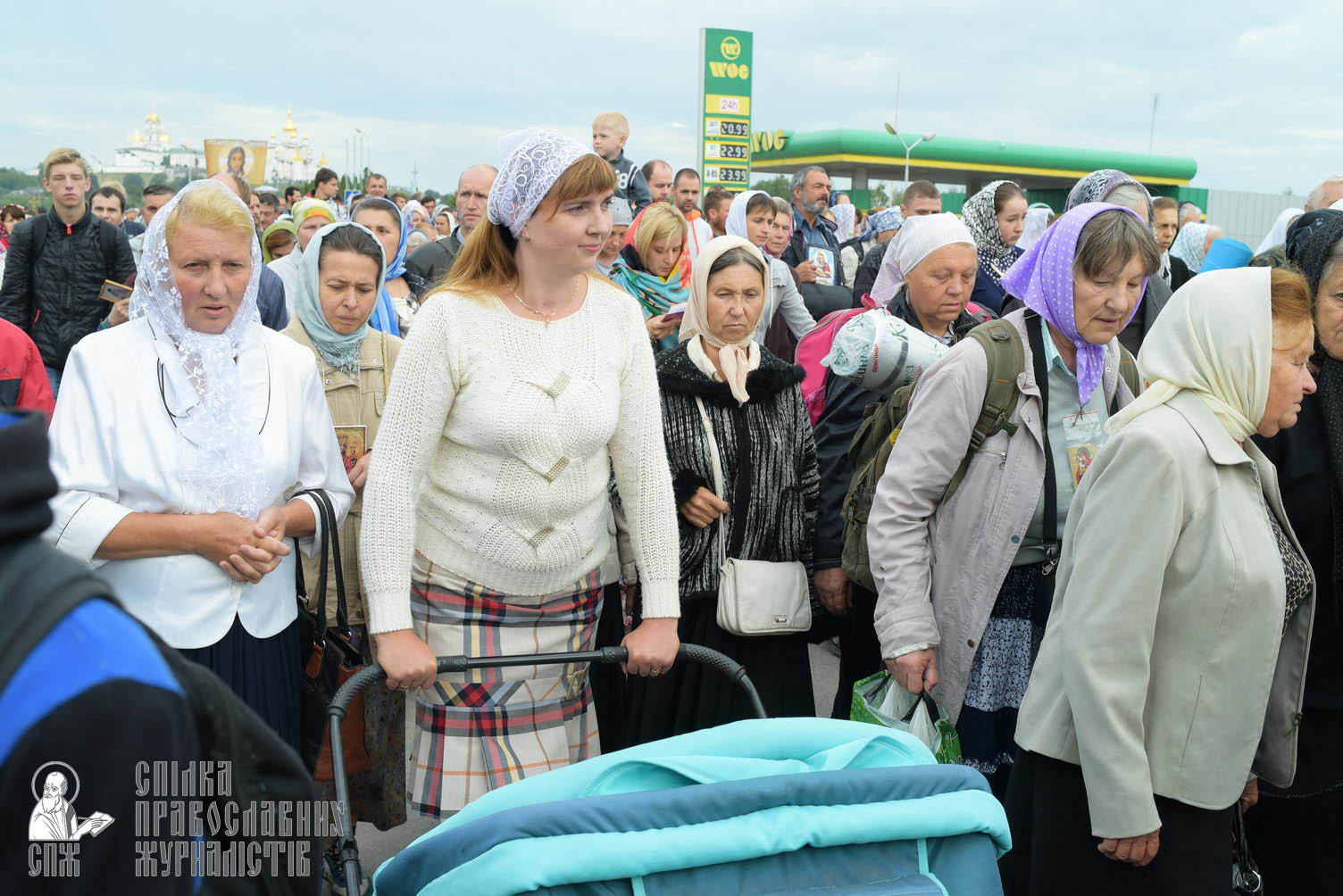 easter_procession_ukraine_pochaev_sr_0188