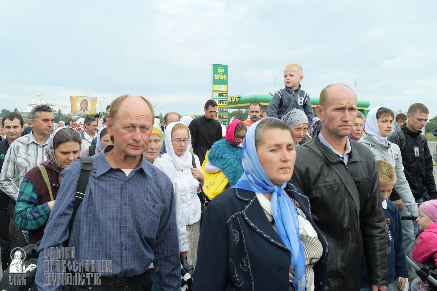 easter_procession_ukraine_pochaev_sr_0189
