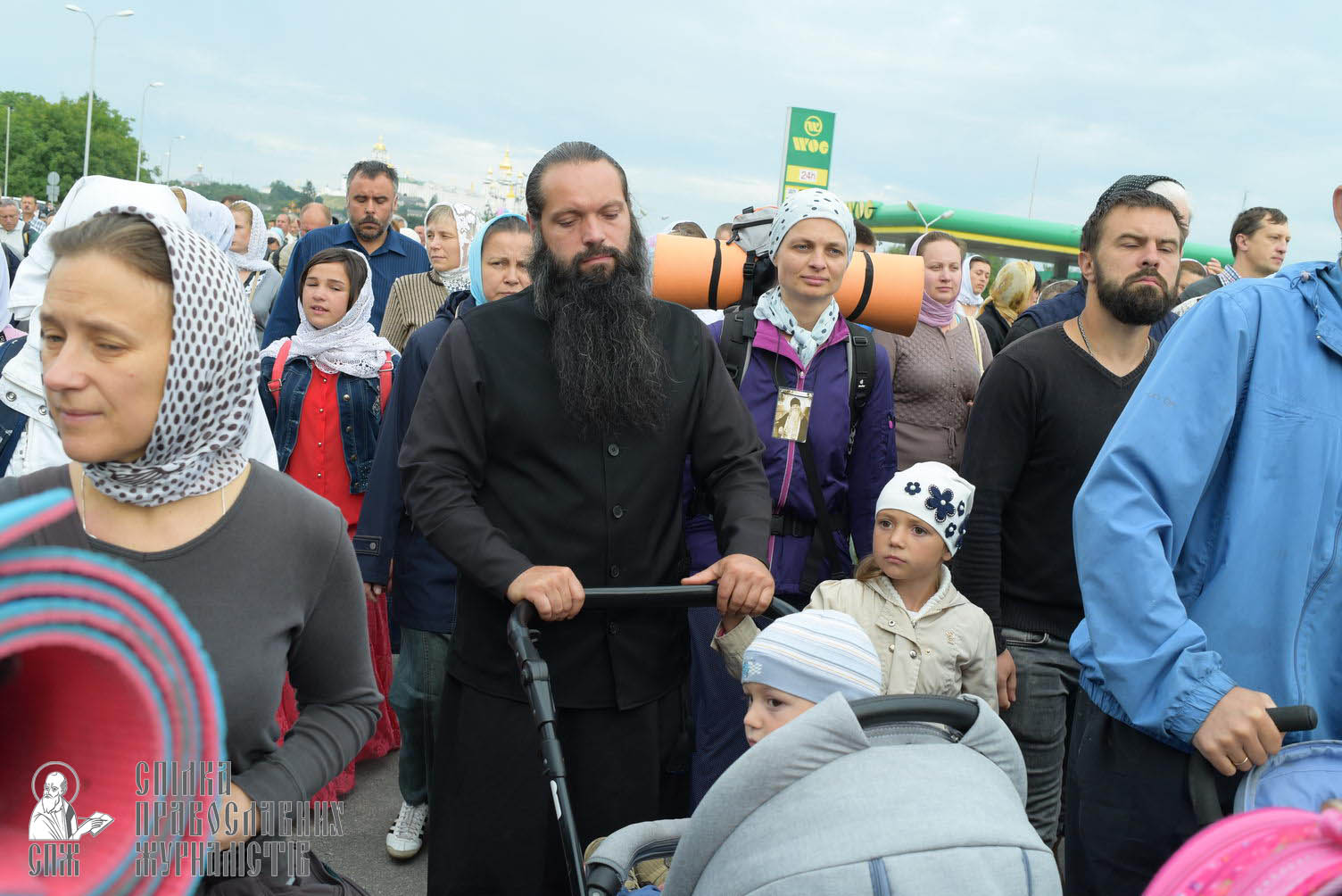 easter_procession_ukraine_pochaev_sr_0193