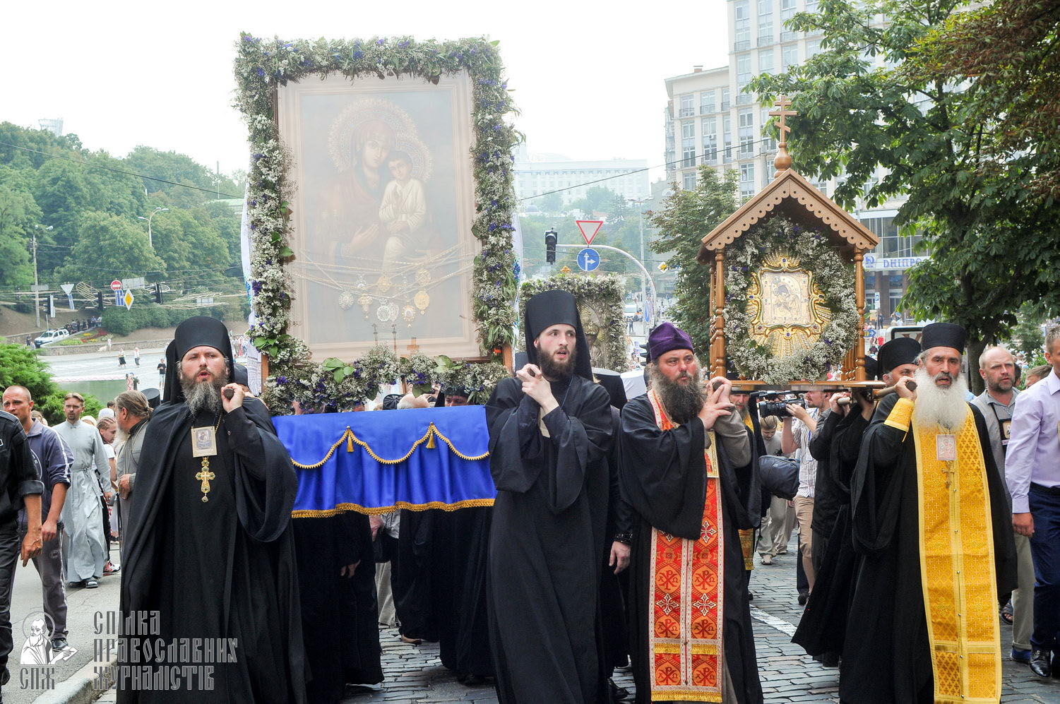 easter_procession_ukraine_an_0112